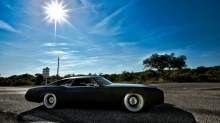 Черный Buick Riviera 1966 года под ярким палящим солнцем